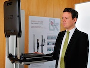 Harald Sievers, Landrat des Kreises Ravensburg, testet das neue Führerscheinfoto-Terminal.
