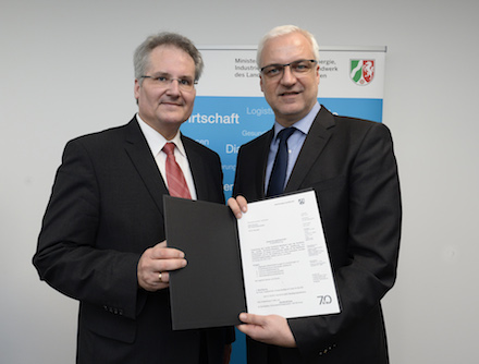Nordrhein-Westfalens Wirtschaftsminister Garrelt Duin (links) überreicht Frank Helmer von der citeq den Zuwendungsbescheid des Landes Nordrhein-Westfalen.