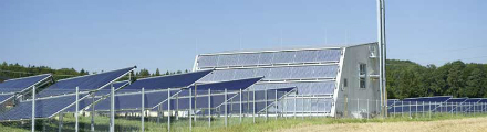 Die Heizzentrale und das Solarthermiekollektorenfeld in Büsingen.