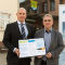 envia-THERM-Geschäftsführer Thomas Kühnert (l.) und Fritz Handrow, Bürgermeister von Kolkwitz, stellen das Beteiligungsangebot am Windpark Kolkwitz vor.