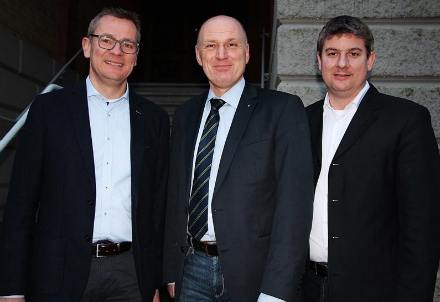 Bürgermeister Remco van der Velden gratuliert den beiden Geschäftsführern der Stadtwerke Geseke GmbH.
