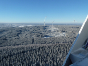 Das Wind-Cluster Simmerath umfasst sieben Anlagen mit einer Leistung von je 3,3 Megawatt und liegt an der B399 zwischen Simmerath und Lammersdorf.