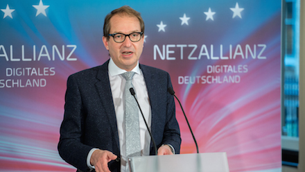 Bundesverkehrsminister Alexander Dobrindt stellt die Zukunftsoffensive Gigabit-Deutschland vor. 