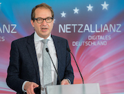 Bundesverkehrsminister Alexander Dobrindt stellt die Zukunftsoffensive Gigabit-Deutschland vor. 