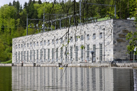 Das Pumpspeicher- und Laufwasserkraftwerk am Fluss Pfreimd wird durch einen Batteriespeicher ergänzt.
