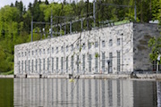 Das Pumpspeicher- und Laufwasserkraftwerk am Fluss Pfreimd wird durch einen Batteriespeicher ergänzt.