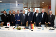 Niedersachsens Wirtschaftsminister Olaf Lies (Bildmitte), Vertreter von EWE und japanische Partner unterzeichneten die Verträge für den Hybridspeicher in Varel.