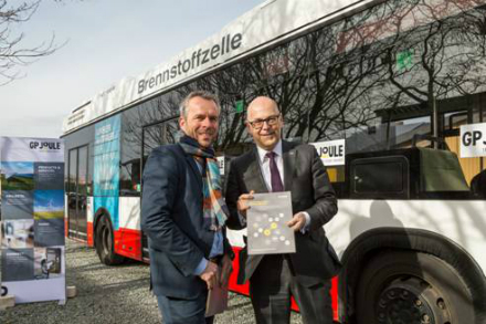 Nach Erhalt der Studie geht es für Torsten Albig mit dem Brennstoffzellenbus vom Hauptsitz von GP JOULE in Reußenköge zur Messe New Energy nach Husum.