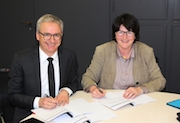 Landrat Dr. Christoph Schnaudigel und Bruchsals Oberbürgermeisterin Cornelia Petzold-Schick unterzeichnen die 115-Charta.