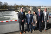 Freude über den Kooperationsvertrag: Energieversorger REWAG bietet künftig Strom aus Regensburger Wasserkraft an.