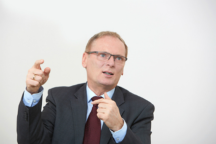 BnetzA-Präsident Jochen Homann hält einen Großteil der konventionellen Stromerzeugung bei negativen Strompreisen für nicht systemrelevant. 