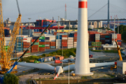 Windauptstadt Hamburg: Im Hamburger Hafen werden hochmoderne Windkraftanlagen errichtet, Anlagentechnik wird aus der Metropolregion in die Ostsee geliefert.