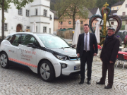 Bürgermeister Christian Wagner (l.) ist zufrieden mit dem BMW i3, den ihm der N-ERGIE-Kundenbetreuer Horst Hien für zwei Wochen zur Verfügung stellte.