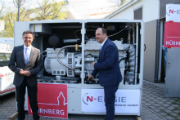 Johannes Heinze (l.) und Bürgermeister Christian Vogel präsentieren das neue Blockheizkraftwerk im Nürnberger Stadion.