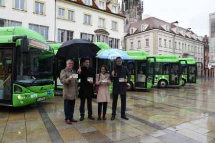 Startschuss bei Regen: Regensburger Elektrobusflotte fährt emissionsfrei durch die Altstadt.