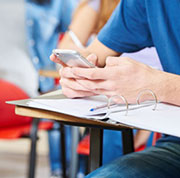 Statt Wörterbücher zu wälzen, sollen Schüler in Niedersachsen künftig auch in Prüfungssituationen entsprechende Apps via Smartphone oder Tablet nutzen können. 