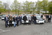 Landrat Johann Kalb und die Bürgermeister kreisangehöriger Gemeinden mit den Elektoautos.