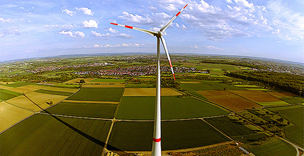 Der baden-württembergische Umweltminister Franz Untersteller fordert eine genaue Prüfung der Ergebnisse der ersten Ausschreibung für Windenergieanlagen an Land.