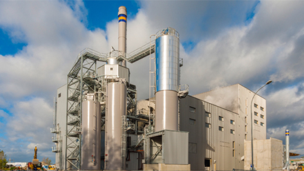 Das Biomasseheizkraftwerk erzeugt Strom und Wärme aus naturbelassener Biomasse und Altholz, überwiegend aus der Sperrmüllsammlung im Rhein-Main-Gebiet. 
