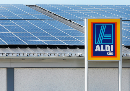 Solaranlagen auf ALDI SÜD-Filialen werden mit einem Batteriespeicher gekoppelt.