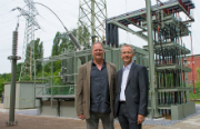 Projektleiter Holger Breuner (l.) und Holger Rost, Chef der Stadtwerke Bochum Netzgesellschaft, freuen sich über den neuen Umspanner.