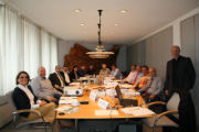 Bürgermeistertreffen im Enzkreis: Claus Greiser (rechts im Bild), KEA-Leiter für Kommunales Energie-Management, stellt die Möglichkeit eines Energieeffizienz-Netzwerks vor.