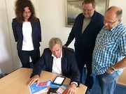Neue Wege in der direkten Kommunikation: Oberbürgermeister Ulrich Getsch testet die Bürgerinformations- und Warn-App BIWAPP. 