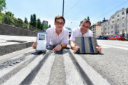 Felix Harteneck von ParkHere (l.) und Ingo Wortmann von der MVG demonstrieren die neue Parkraum-Management-Lösung in München.