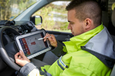 Innovative GIS-Nutzung: Mobiler Servicetechniker des Bayernwerks aktualisiert Netzdaten vor Ort.
