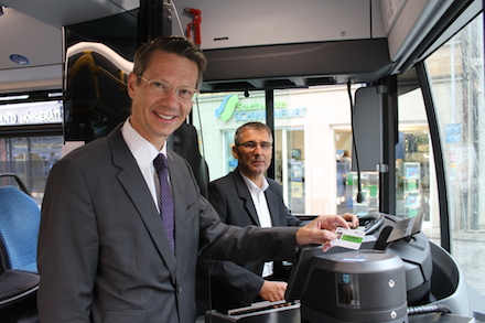 Schweinfurts Oberbürgermeister Sebastian Remelé hält seines neues eTicket schon in den Händen. 