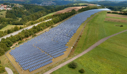 Der Solarpark Südwestpfalz in Rheinland-Pfalz besteht aus rund 56.800 Solarmodulen
