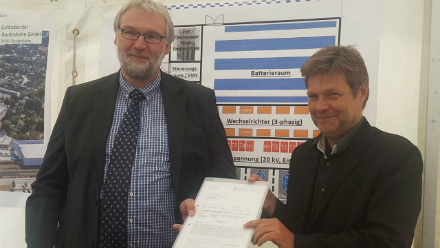 Energieminister Robert Habeck überreicht den Förderbescheid an Frank Günther, Geschäftsführer der Versorgungsbetriebe Bordesholm.