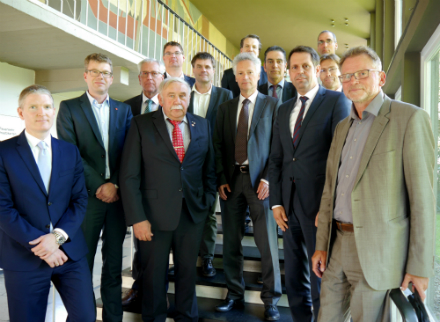 Wirtschaftsminister Olaf Lies mit Vertretern niedersächsischer Verbände und Unternehmen der Windenergie.