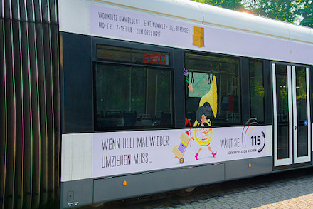 Ein Jahr lang wirbt eine Straßenbahn für das Bremer Bürgertelefon.