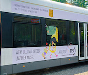 Ein Jahr lang wirbt eine Straßenbahn für das Bremer Bürgertelefon.