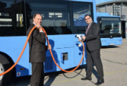 MVG-Buschef Ralf Willrett und MVG-Chef Ingo Wortmann inspizieren die neuen Busse.