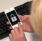 Die IT-Sicherheit von mobilen Endgeräten ist vor allem in Behörden nicht immer auf dem aktuellsten Stand.
