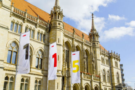 115-Flaggen vor dem Braunschweiger Rathaus.