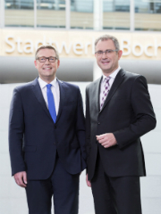 Die beiden Geschäftsführer der Stadtwerke Bochum Dietmar Spohn und Frank Thiel freuen sich über den Förderbescheid.