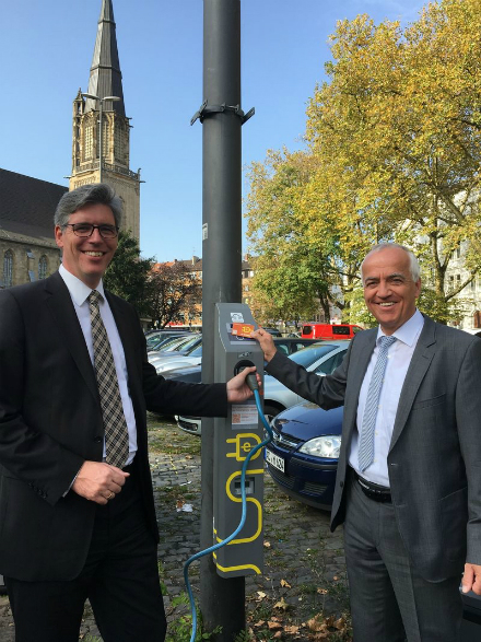Aachens Oberbürgermeister Marcel Philipp (CDU) und STAWAG-Vorstand Peter Asmuth präsentieren die erste Leuchte mit Ladeoption in Aachen.