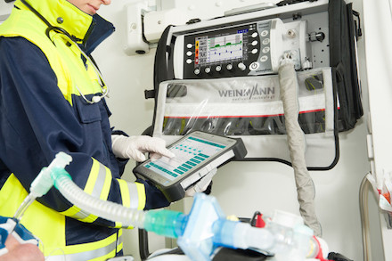 Mit dem Notfall-Tablet können Rettungskräfte am Einsatzort die Vitaldaten des Patienten manuell erfassen oder automatisch aus angeschlossenen Geräten übernehmen lassen.