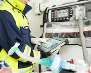Mit dem Notfall-Tablet können Rettungskräfte am Einsatzort die Vitaldaten des Patienten manuell erfassen oder automatisch aus angeschlossenen Geräten übernehmen lassen.