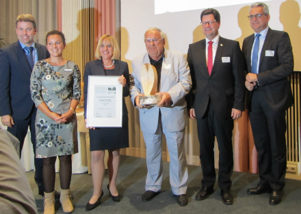 Geschäftsführer Wolfgang Endrich erhält von IHK-Präsidentin Nordschwarzwald Claudia Gläser die Auszeichnung für die Nachhaltigkeit der euroLighting-Produkte.