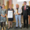 Geschäftsführer Wolfgang Endrich erhält von IHK-Präsidentin Nordschwarzwald Claudia Gläser die Auszeichnung für die Nachhaltigkeit der euroLighting-Produkte.