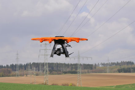 Drohnen sammeln schnell und effizient Daten zu Kraftwerken, Umspannstationen und Stromleitungen.