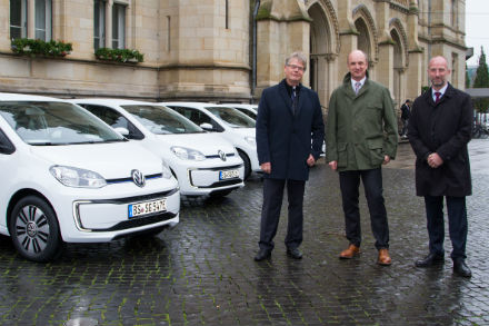 Braunschweigs Erster Stadtrat Christian Geiger (m.) übernimmt vier neue E-Fahrzeuge für den Fuhrpark der Stadt.