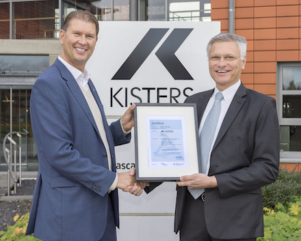 Klaus Kisters (r.) nimmt das Zertifikat von Ralph Freude, TÜV Rheinland, entgegen.