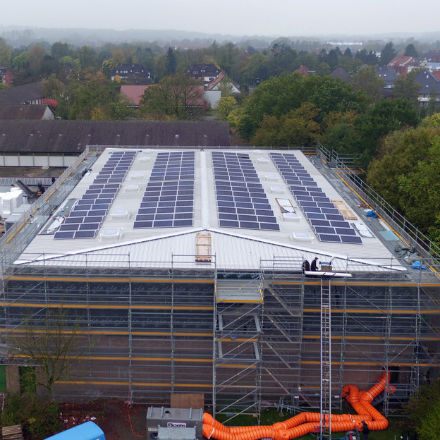 Auf dem Dach der Sporthalle einer Gesamtschule hat die Stadt Osnabrück die erste eigene Photovoltaik-Anlage installiert.