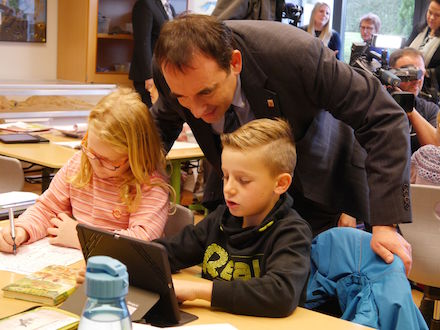 Die Grundschüler in Grävenwiesbach arbeiten ab sofort mit ActivBoards und Tablets.
