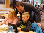 Die Grundschüler in Grävenwiesbach arbeiten ab sofort mit ActivBoards und Tablets.
